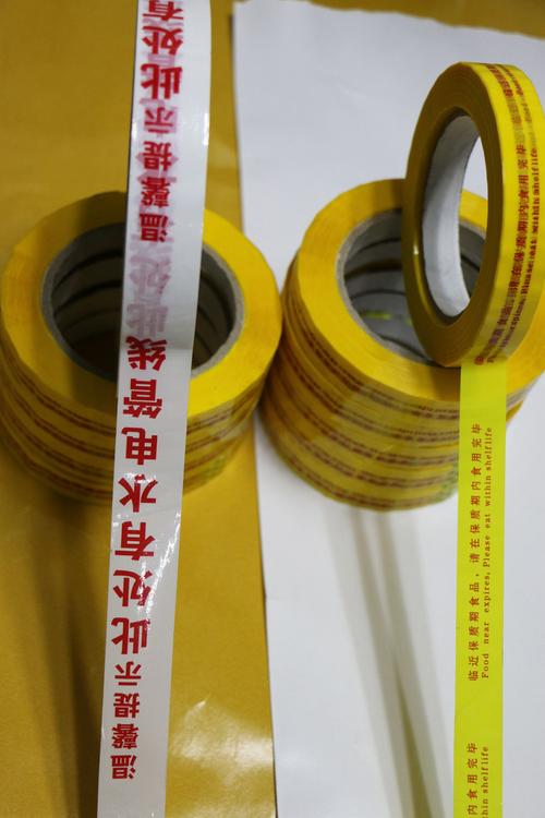 Tape Sealing Transparan minangka produk tape sing digunakake kanggo nutup lan kemasan, kanthi karakteristik ing ngisor iki